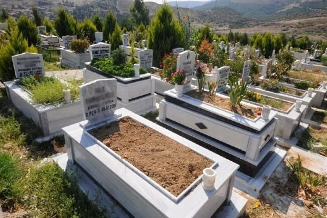 Rüyada başkasının mezarını görmek, Tanınan Birinin Kabri