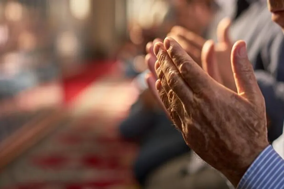 Rüyada beraber namaz kılmak, Tanıdık Yüzler