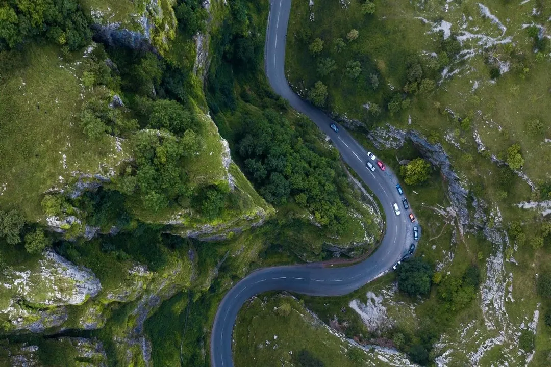 Rüyada geniş yol yapıldığını görmek, Çevre ve İlişkiler Bağlamı