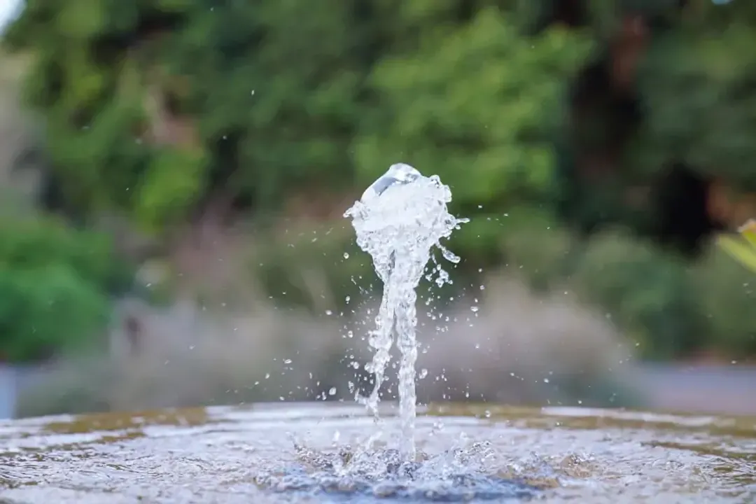 Rüyada her yerden su fışkırdığını görmek, Su Sembolizmi
