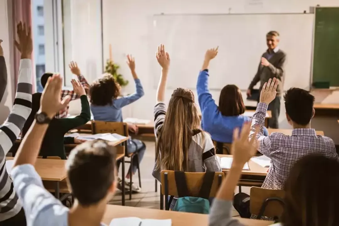 Rüyada liseden arkadaşını görmek, Eylemler ve Bağlam Farklılıkları