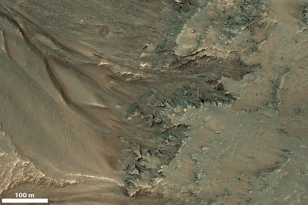 Why do we think there is water on Mars?, Modern Liquid Flows