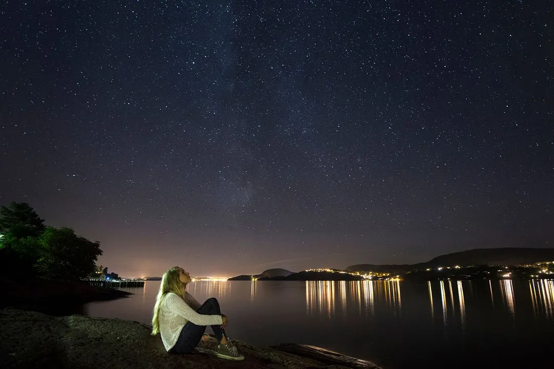 Are all stars contained in galaxies?