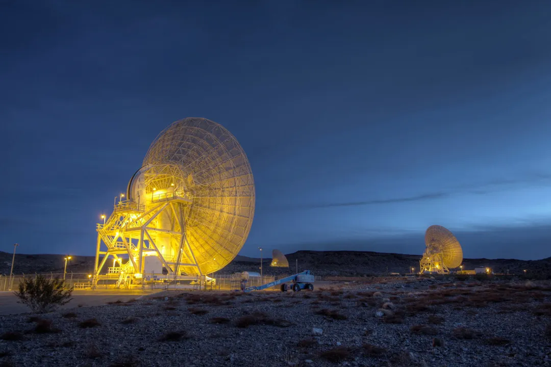 How are signals sent from Mars?