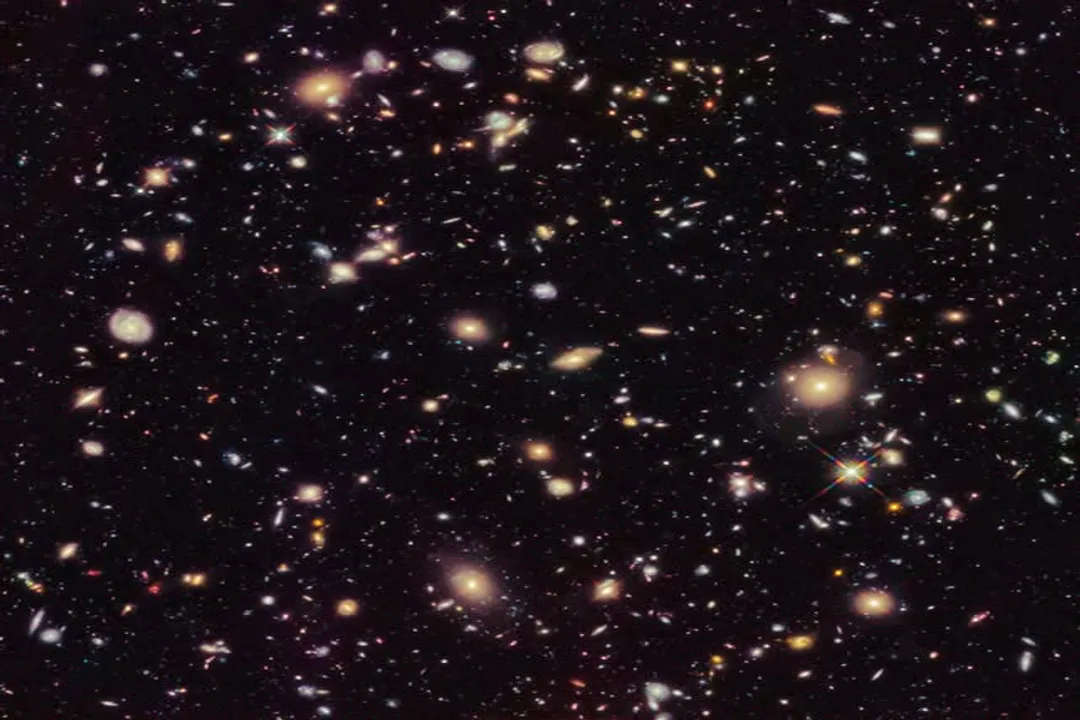 How many galaxies did the Hubble Deep Field photo show?, The First Glimpse HDF