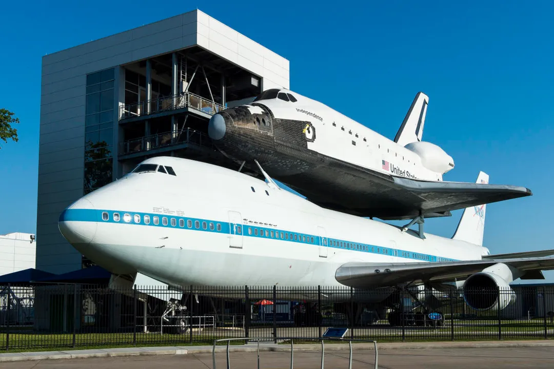 Where can I see the Discovery space shuttle?, Service Record