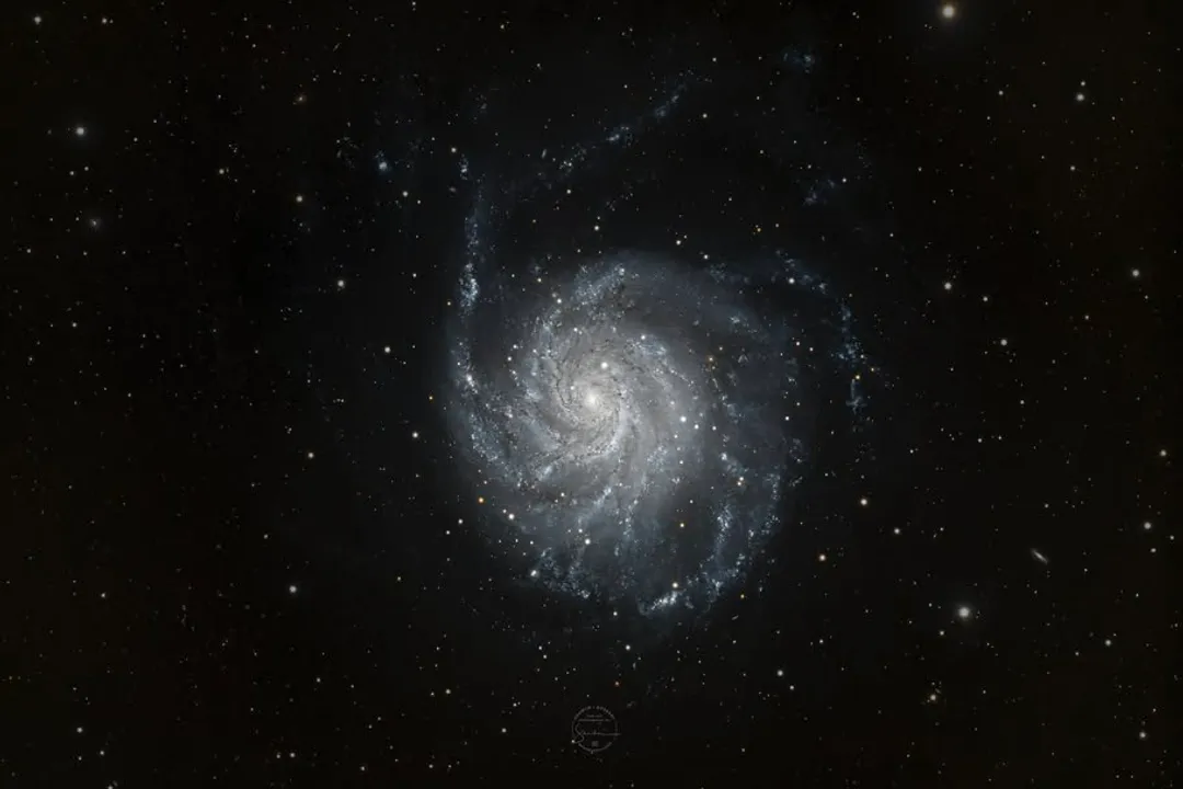 What critical factor makes M101 challenging to see even though it is physically large?