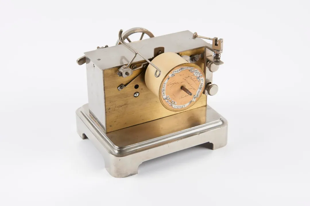 How did people react to the phonograph?, Self Echo