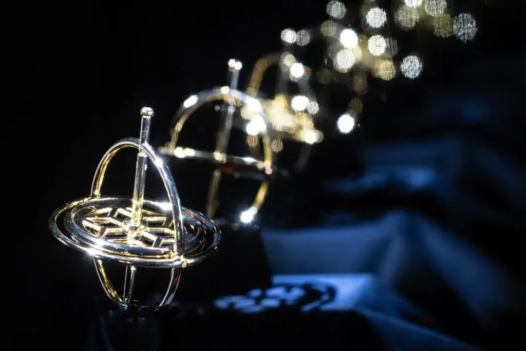 How do gyroscopes maintain orientation?, Rigid Motion