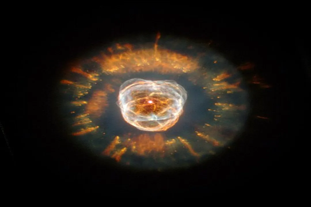 How does a star go from a red giant to a planetary nebula?, Giant expansion