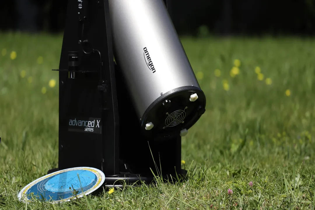 What are the limitations of using an astronomical refracting telescope?, Color Fringing