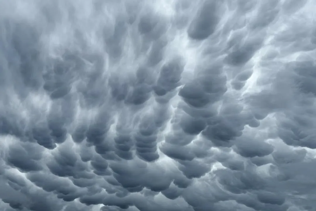 What causes clouds to sink?, Tiny Droplets