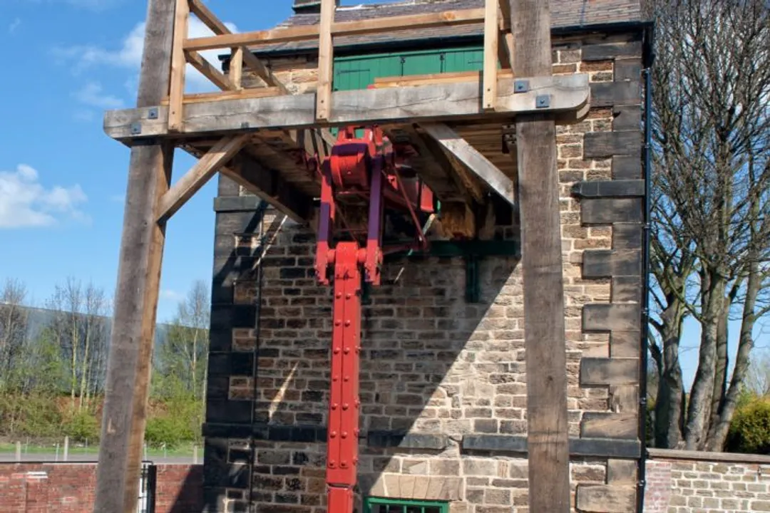 What improvements did Thomas Newcomen make to the steam engine?, Precursor Design