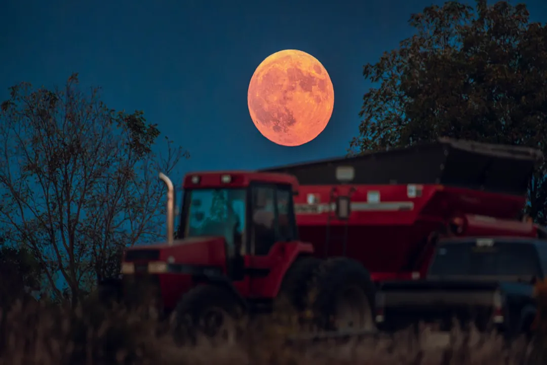 What is special about the October full moon?, Supermoon Spectacle