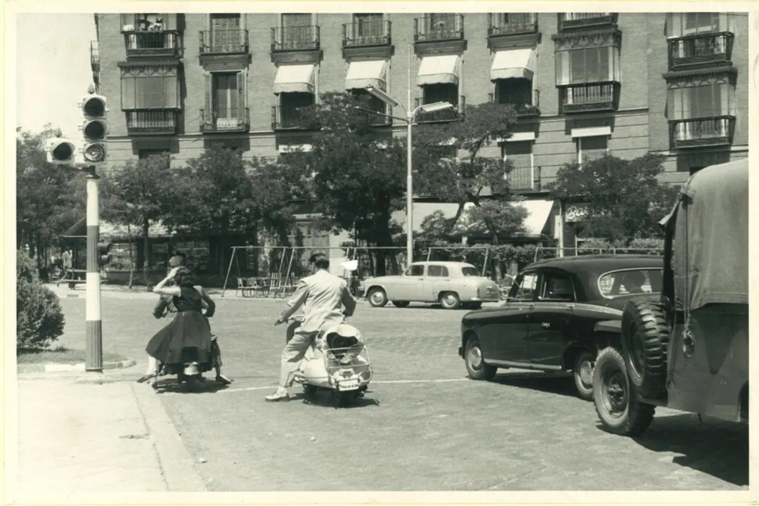 When did the first traffic lights appear?, Adding Cautionary Yellow
