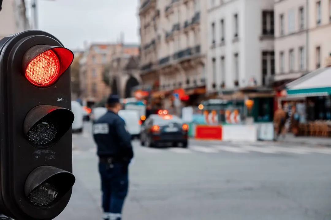 When did traffic lights become automated?, The Three-Color Shift