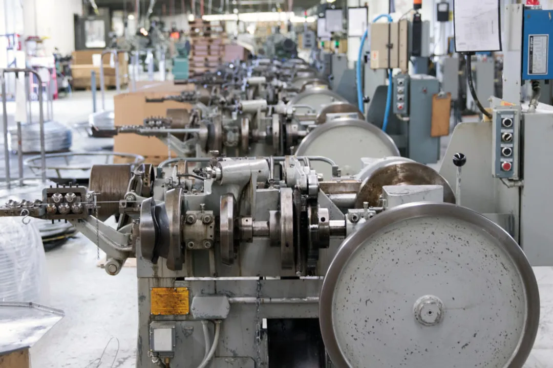 What foundational application predates the automotive use of interconnected metal links?