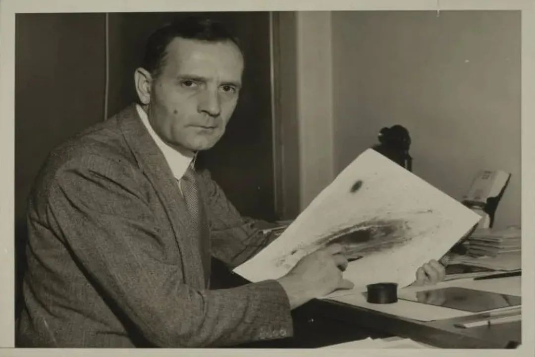 Which two discoveries are attributed to Edwin Hubble?
