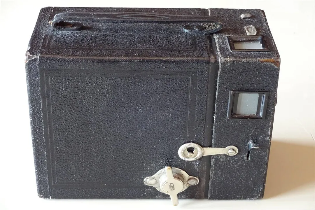Who created the box camera?, Early Designs
