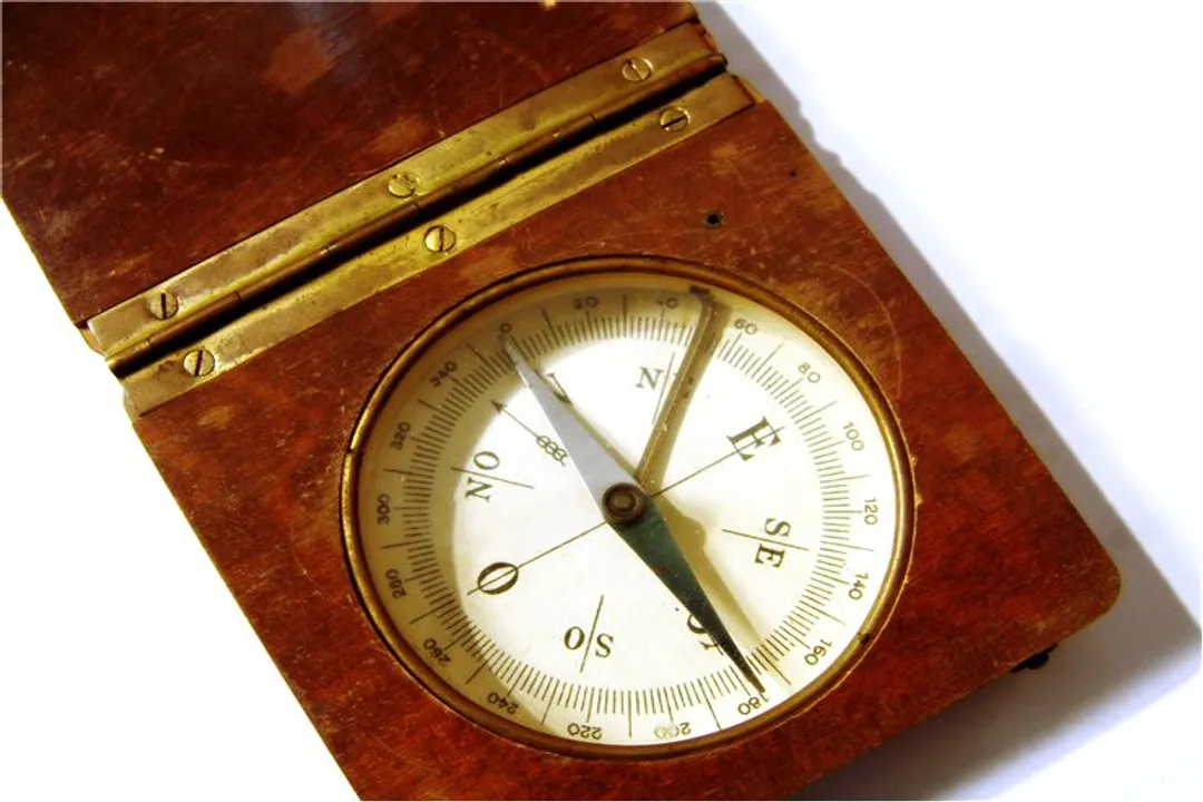 Who invented the first magnetic compass?, Divination Spoon