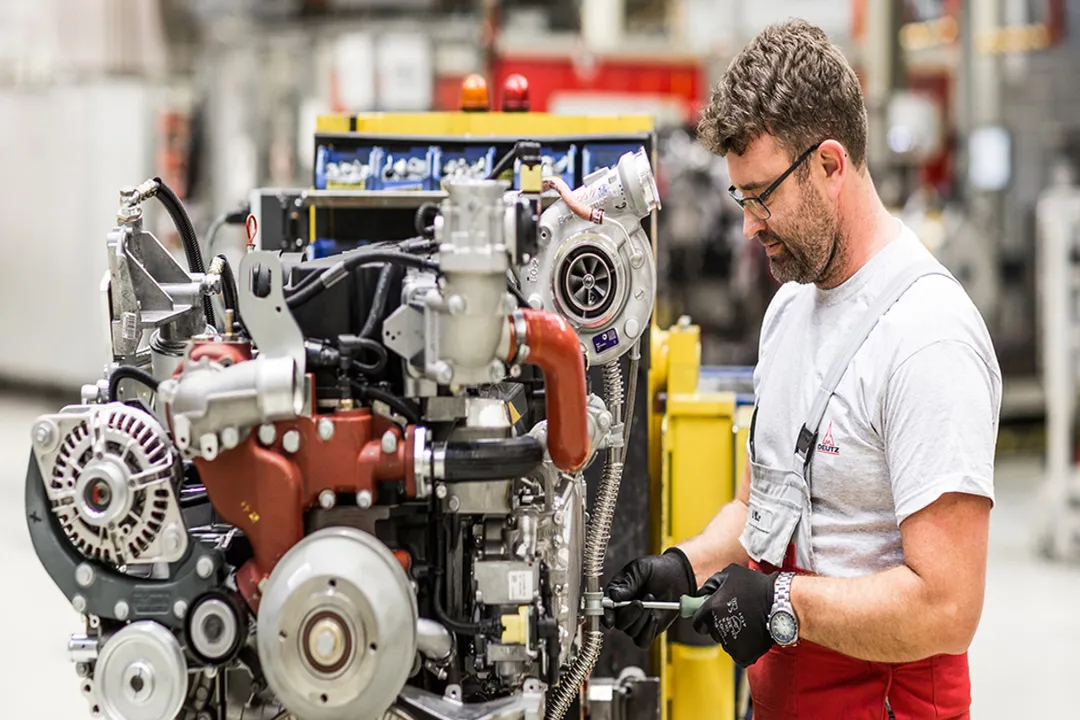 Who was the first engine manufacturer?, Commercial Triumph