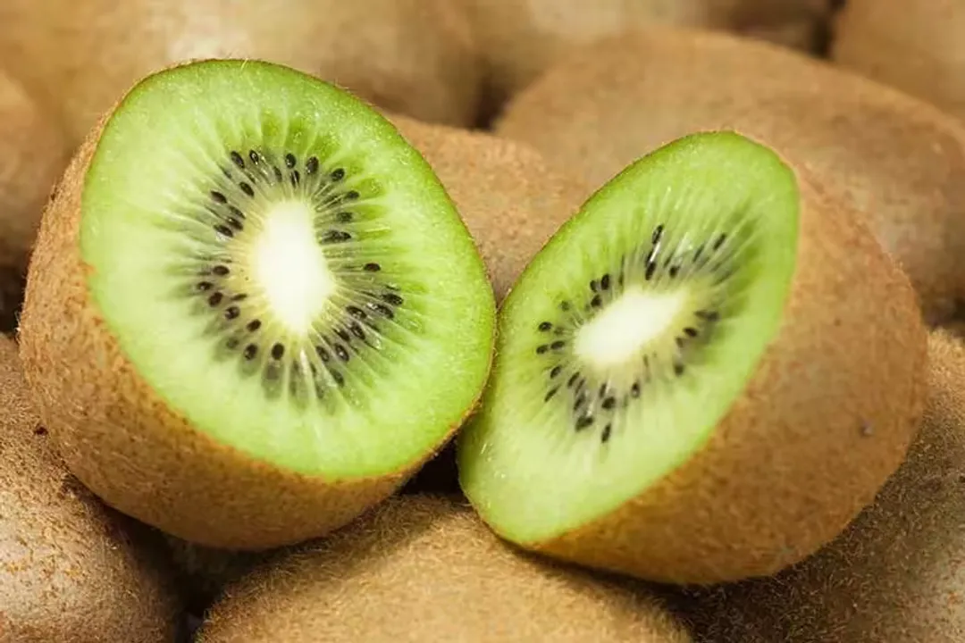 Can eating kiwi skin cause digestive issues?
