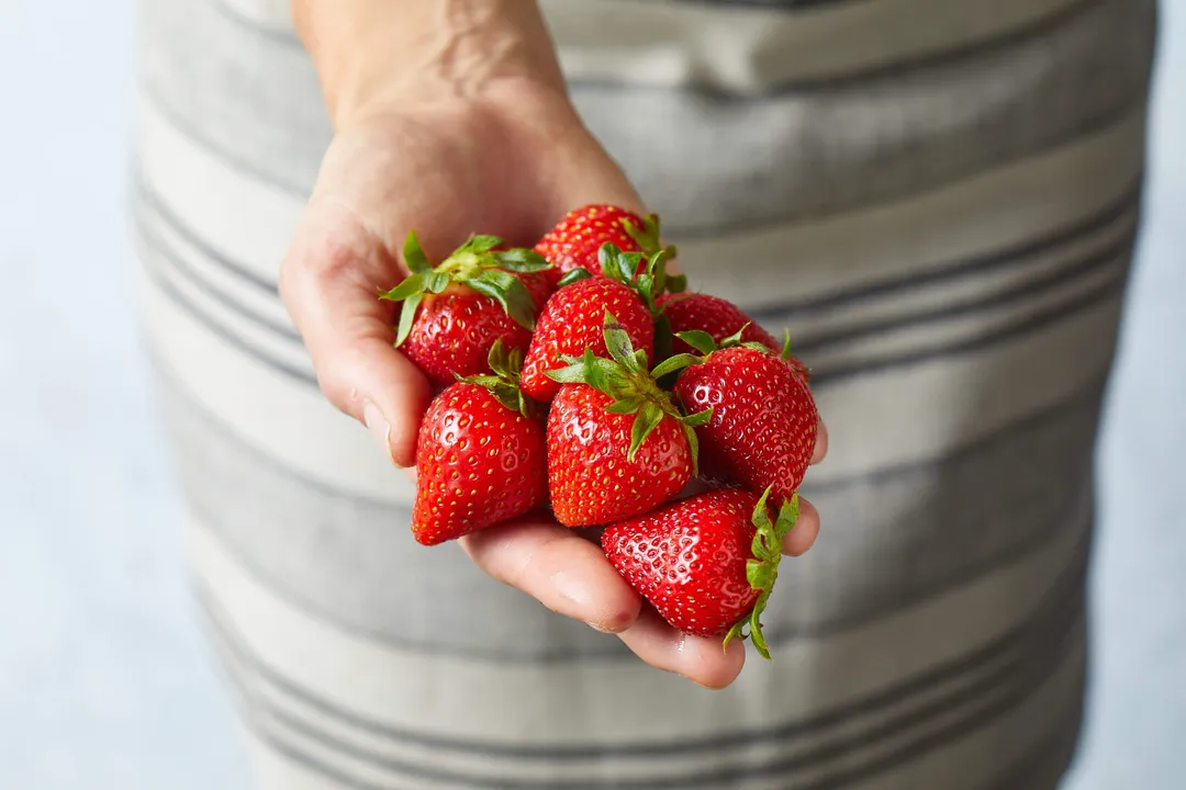 Which specific antioxidants found in strawberries are noted for potentially supporting brain health by crossing the blood-brain barrier?