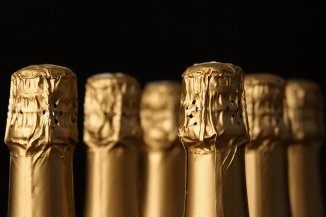 What specific notes does extended contact with lees contribute to Champagne flavor?