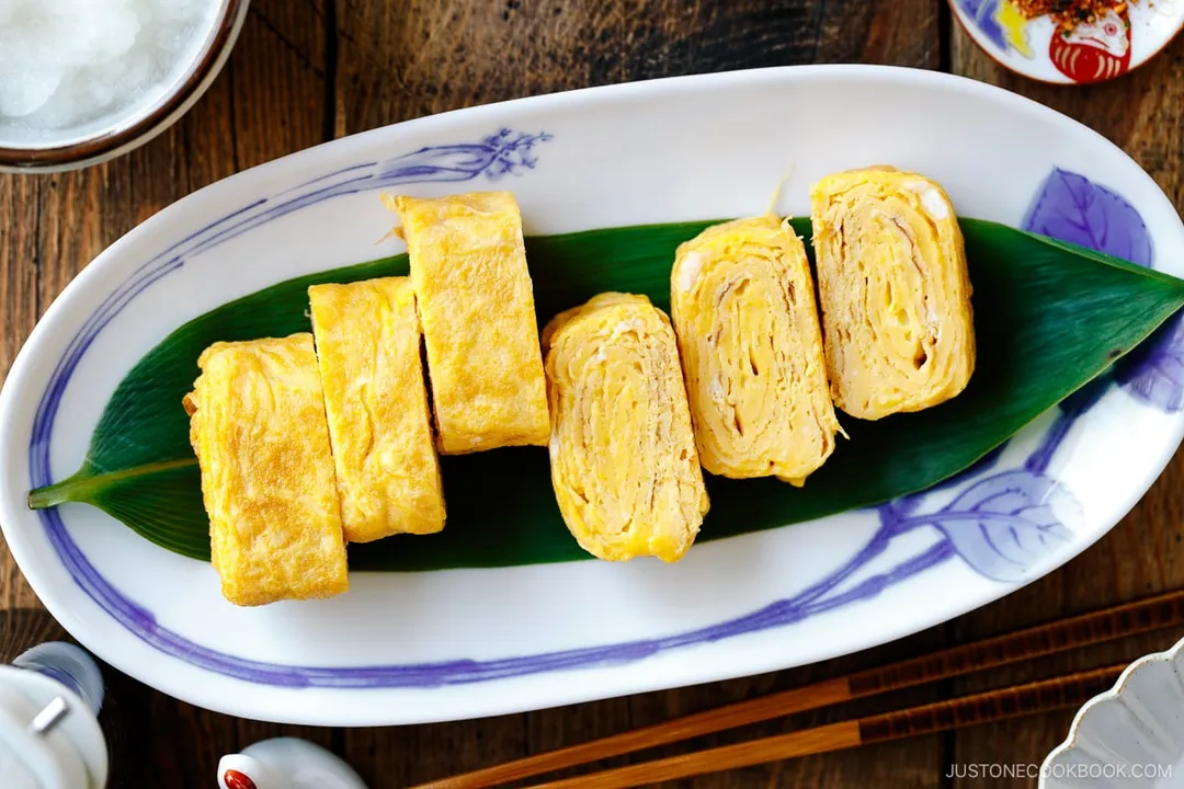 When is the savory umami depth of dashimaki tamago best perceived?