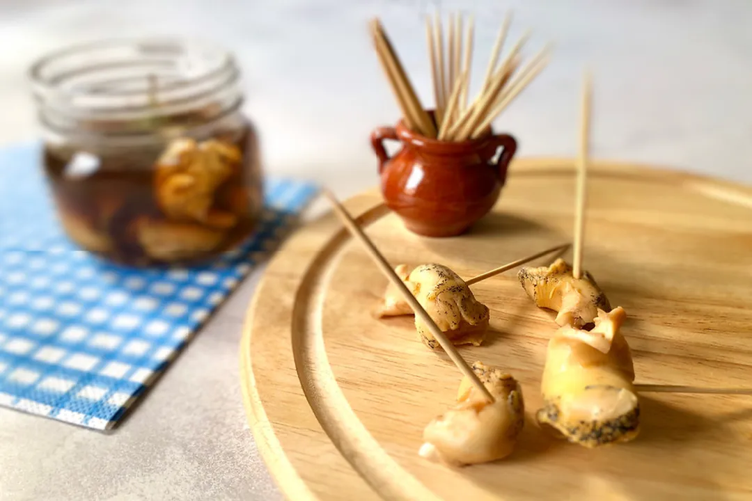 What is the necessity of adding salt when soaking cockles for purging?