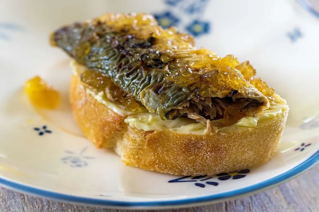 What does lamprey meat taste like?