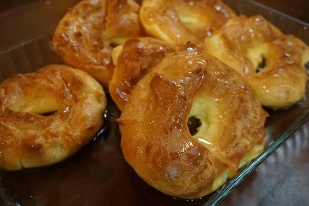 What feature defines the Arroz con costra rice preparation?