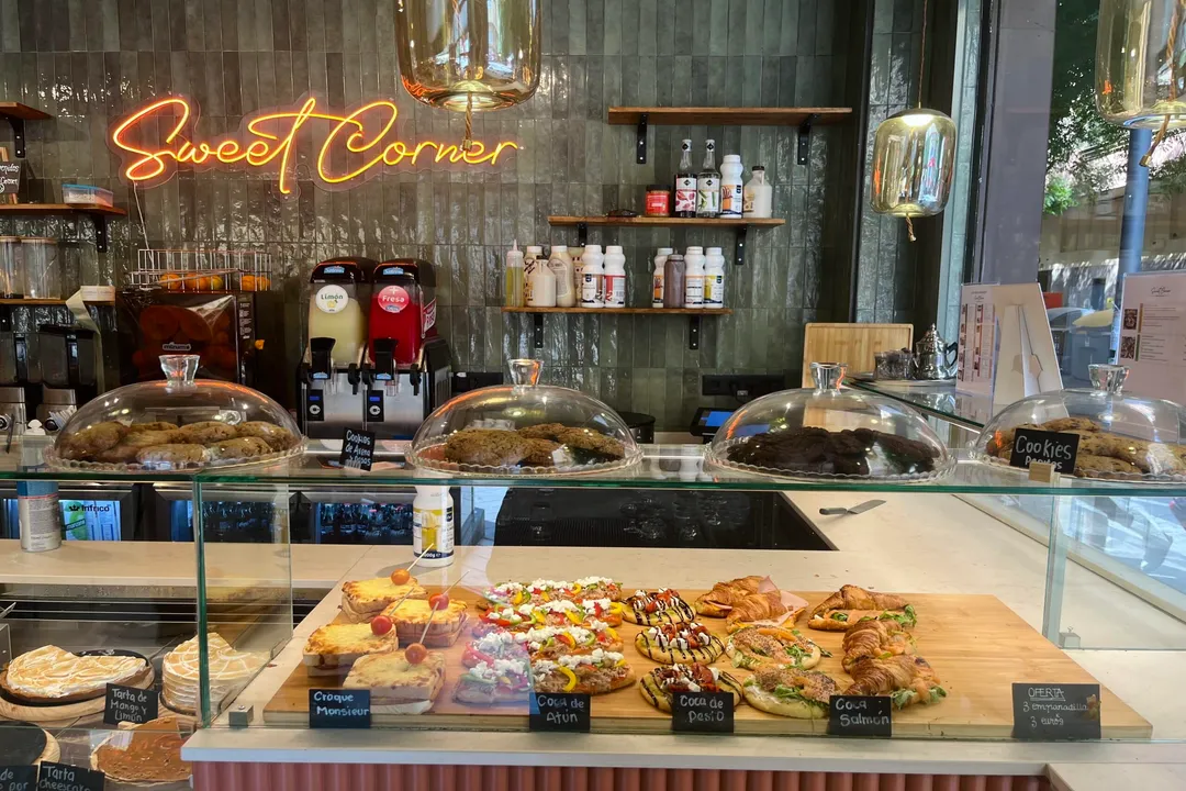 What food is Alicante known for?, Coastal & Preserved Seafood