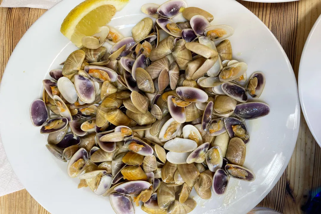 What is the tapas culture in Granada?