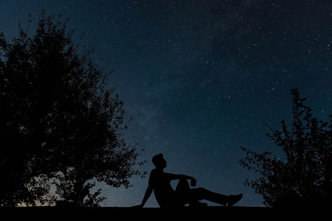 Why does the sky appear dark at night?, Paradox Formulated