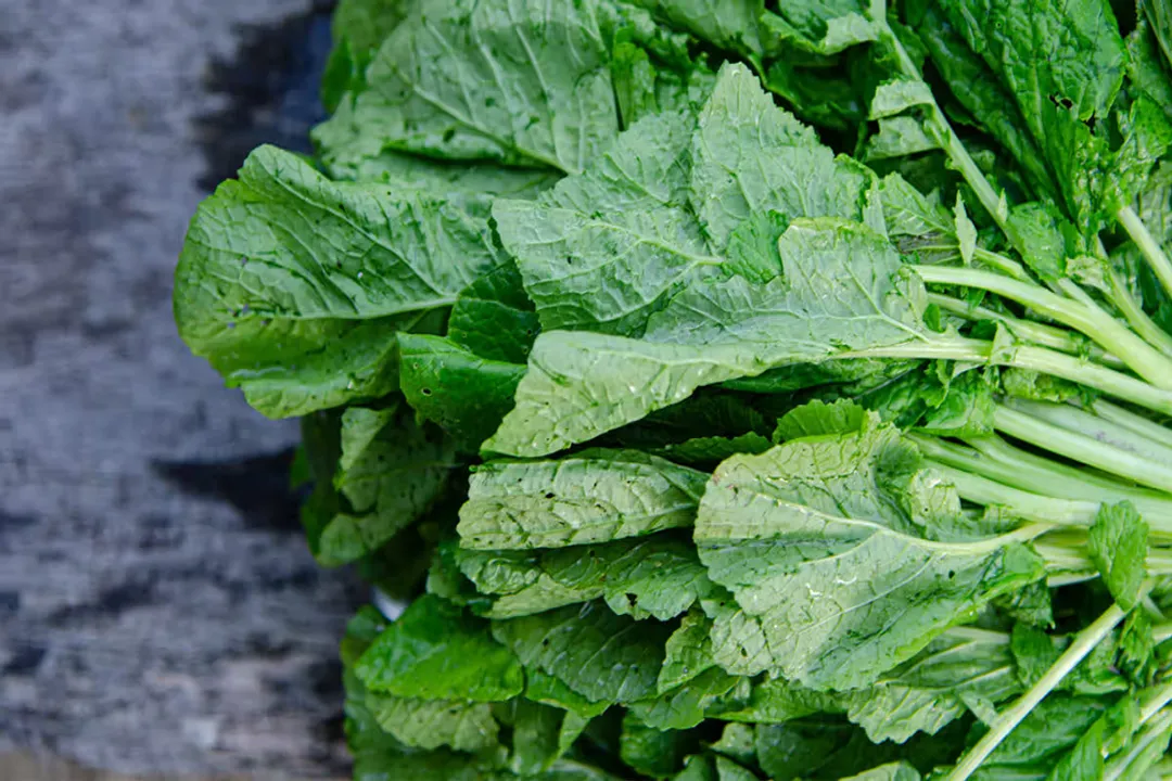 Are mustard greens as healthy as spinach?, Nutritional Comparison