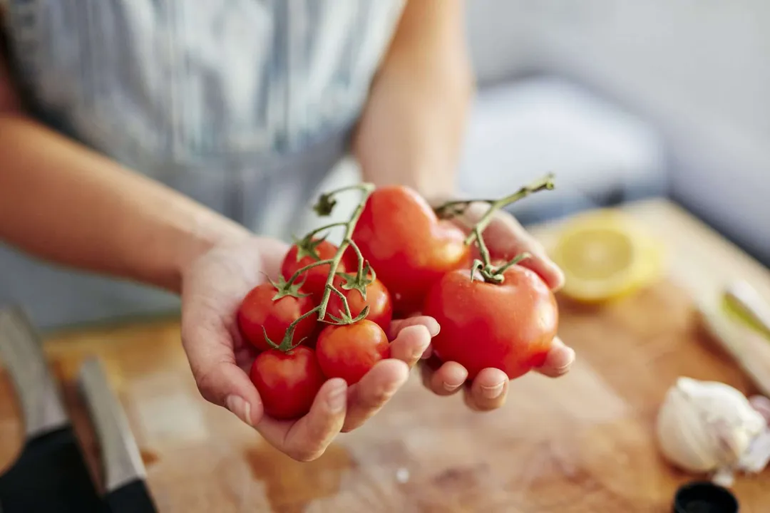 Are raw tomatoes good for men?
