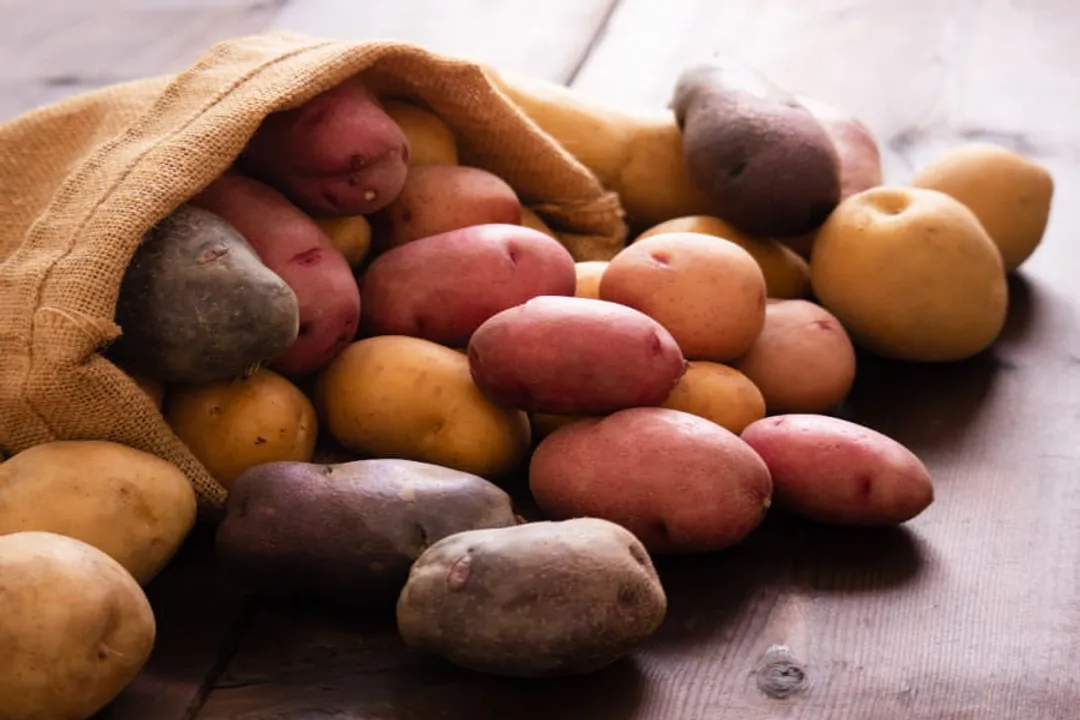 What metric considers both the Glycemic Index (GI) and the serving size of a potato?