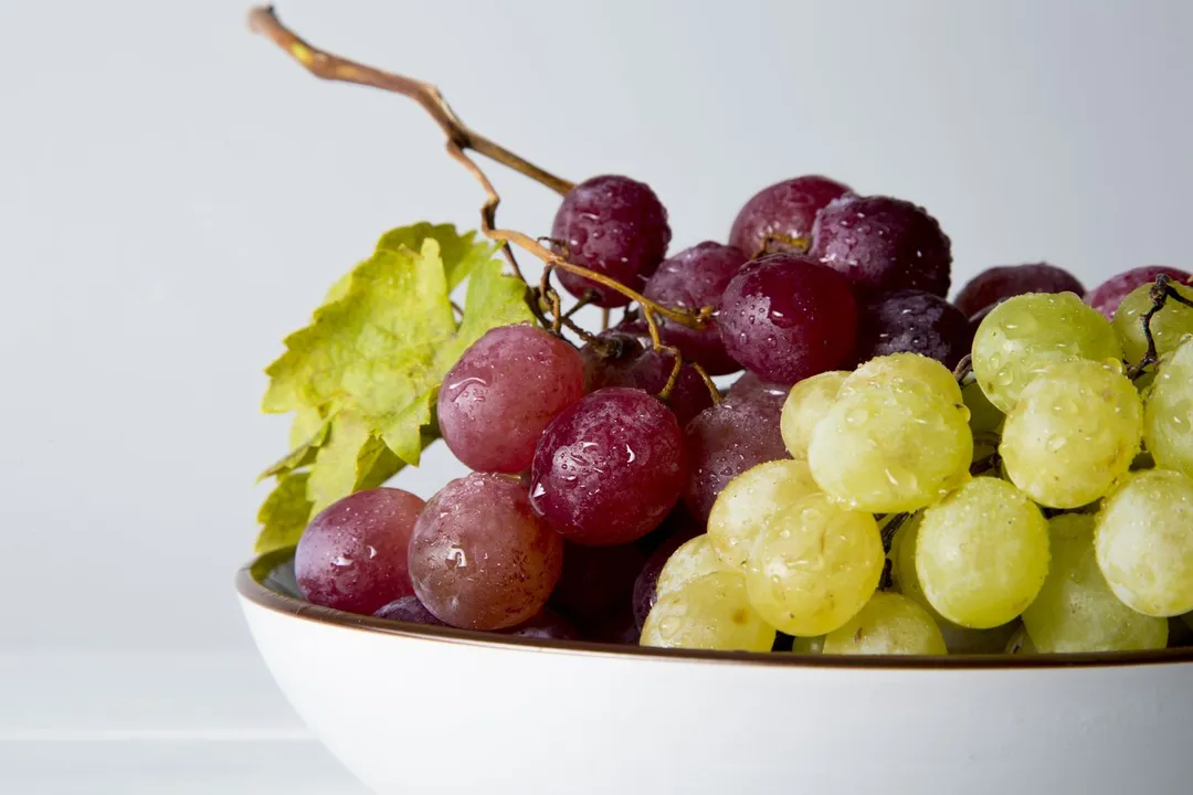 What are the benefits of eating grapes?