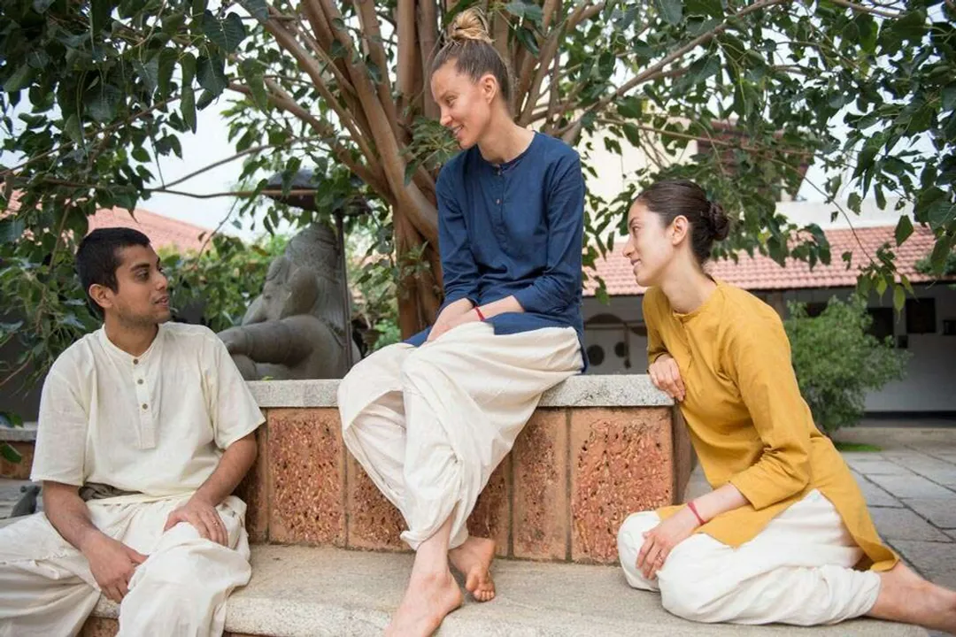 What do Indians wear for yoga?