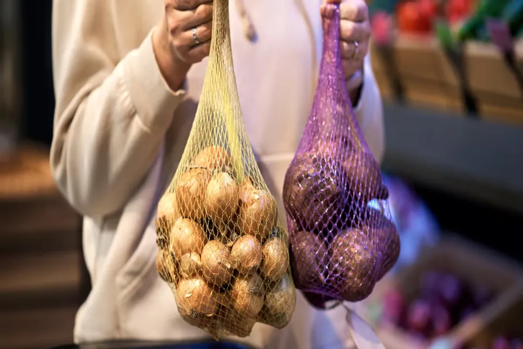 What potent antioxidant, common in onions, is linked to anti-inflammatory properties?