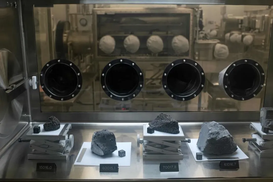 What evidence is there for the collision theory of the Moon?, Isotopic Evidence